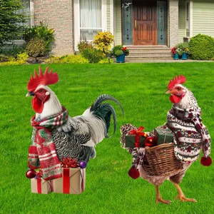 Dettaglio picchetto da giardino gallina di Natale in metallo, decorazione con sciarpa e regali.