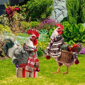 Paletto da giardino di pollo di Natale decorazione da cortile all'aperto con sciarpa e regali.