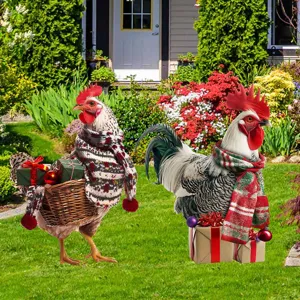 Picchetto da giardino gallo di Natale in metallo vista di dettaglio nel prato verde.