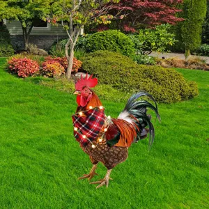 Picchetto da giardino gallo in metallo con sciarpa scozzese e luci per Natale esterno.