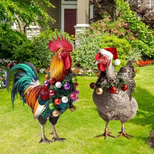 Paletto da giardino gallina di Natale in metallo con ghirlande festive e cappello da Babbo.