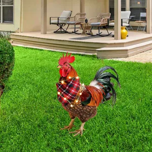 Picchetto da giardino in metallo a forma di gallo con sciarpa a quadri e luci per esterno.