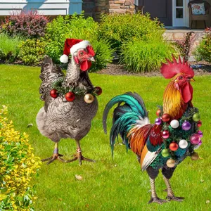 Vista dettagliata dei paletti da giardino a forma di gallina natalizia in metallo per esterni.