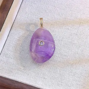 Dettaglio del ciondolo in pietra viola naturale, elegante gioiello in cristallo per collana.
