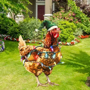 Dettaglio paletto da giardino gallo di Natale in metallo, decorazione d'arte da cortile.