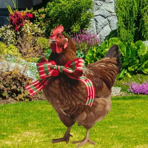 Primo piano dettagliato del paletto da giardino con gallina in metallo all'aperto.