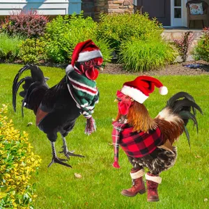 Picchetto da giardino in metallo gallo di Natale con cappello e sciarpa per la festa.