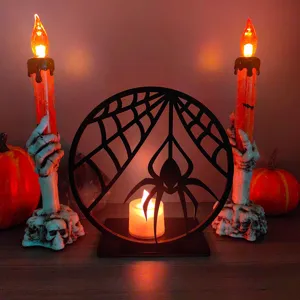 Dettaglio portacandela ragnatela Halloween con lumino LED e decorazione mano di scheletro.