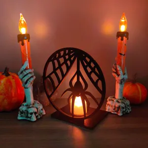 Set portacandela LED di Halloween con mani di scheletro e decoro in legno con ragnatela.