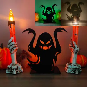 Halloween decorazione con silhouette di fantasma luminoso e candelabro scheletro dettaglio.