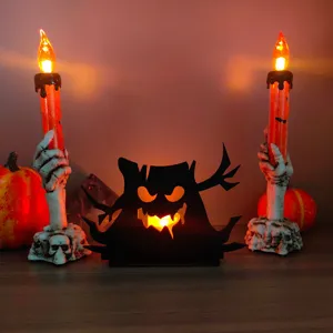 Dettaglio della decorazione di Halloween con candelabro a mano di teschio e ceppo.