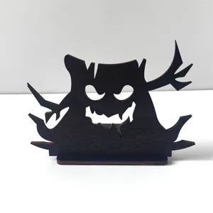 Vista di dettaglio dell'ornamento decorativo in legno di Halloween, silhouette.