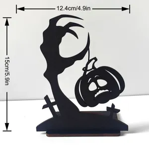 Vista dettagliata della decorazione da scrivania in legno di Halloween con mano di strega e zucca.