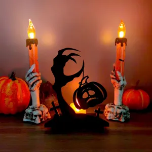 Primo piano del portacandele in legno di Halloween con mani di scheletro e LED.