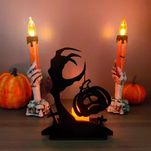 Primo piano del portacandele di Halloween in legno con mano spettrale e zucca luminosa decorativa.