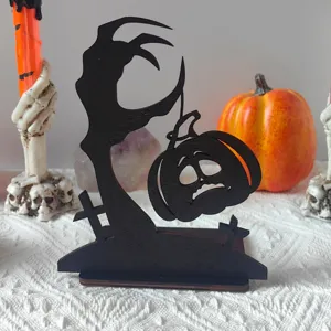 Decorazione da tavola di Halloween in legno, albero spettrale e zucca triste, design festivo.