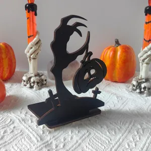 Decorazione da tavola di Halloween in legno con design a mano spettrale e zucca per feste.