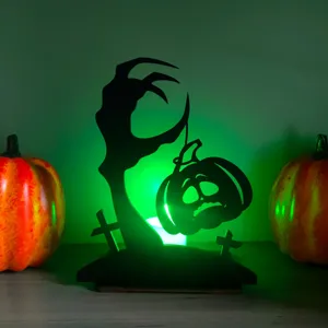 Decorazione da tavolo illuminata in legno di Halloween con sagoma di zucca spaventosa.
