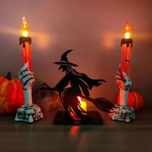 Decorazione per portacandela LED di Halloween con mani di scheletro e sagoma di strega.