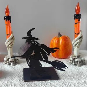 Decorazione da tavolo strega di Halloween in legno con portacandele scheletro e zucca.