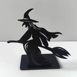 Dettaglio decorazione tavola con silhouette strega in legno di Halloween, taglio laser fine.