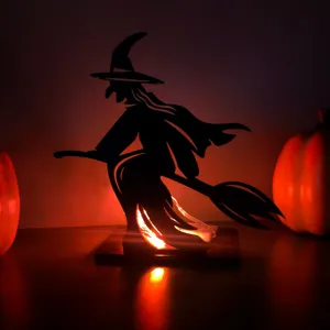 Vista di dettaglio della decorazione strega in legno di Halloween con luci a LED.