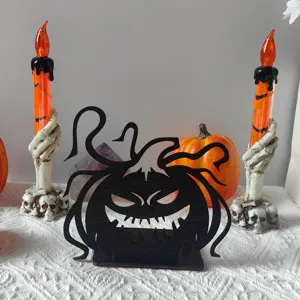 Decorazione da tavola con zucca intagliata in legno di Halloween e portacandele.