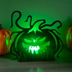 Vista dettagliata della decorazione da tavolo zucca di Halloween in legno con luce verde accesa.