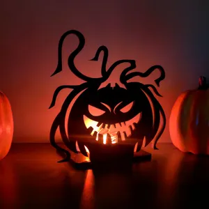 Primo piano del portacandele zucca in legno di Halloween con una calda illuminazione festiva.