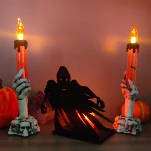 Halloween supporto candela fantasma in legno e mano scheletro LED dettaglio vista.