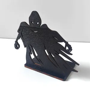 Decorazione di Halloween in legno con fantasma, vista dettagliata dell'ornamento da tavolo.