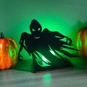 Vista dettagliata dell'ornamento di fantasma in legno di Halloween con illuminazione verde.