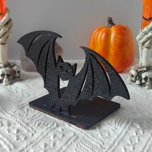 Primo piano del decoro da tavolo di Halloween in legno nero con lavorazione dettagliata.