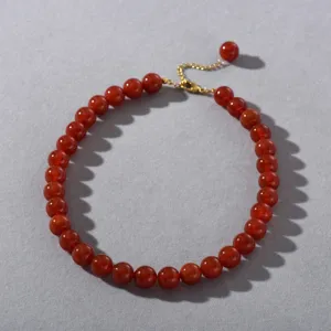 Handgefertigte Perlenkette aus rotem Achat mit goldfarbener Verlängerungskette für Vintage-Stil.
