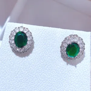 Eleganti orecchini ovali in pietra preziosa verde con alone di zirconi lucidi per gioielli da donna.