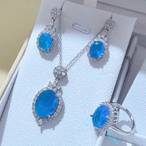 Set di gioielli di lusso con pietre preziose colorate, orecchini, collana e anello.