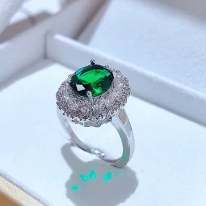 Elegante anello in argento con splendida gemma verde ovale e zirconi cubici scintillanti.