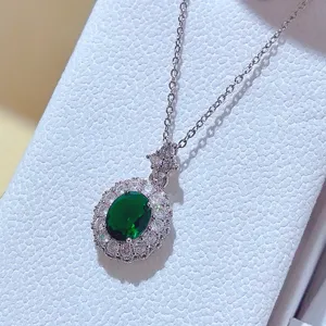 Elegante collana con ciondolo halo in pietra preziosa verde catena argento zircone dettaglio