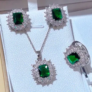 Elegante set di gioielli in zirconia cubica verde quadrata con collana orecchini e anello donna.