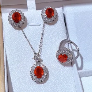 Elegante set di gioielli con gemma rossa, collana, orecchini coordinati e anello.