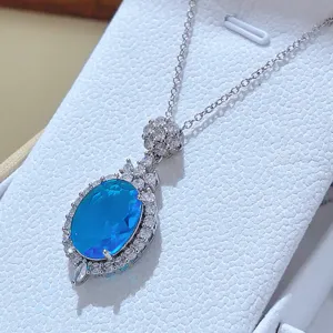Collana con ciondolo in pietra preziosa blu elegante primo piano con zirconi scintillanti.
