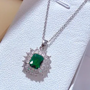 Primo piano dell'elegante collana con pietra preziosa verde quadrata e alone in zircone.