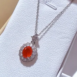 Elegante collana con gemma ovale arancione e alone di zirconi scintillanti per donna