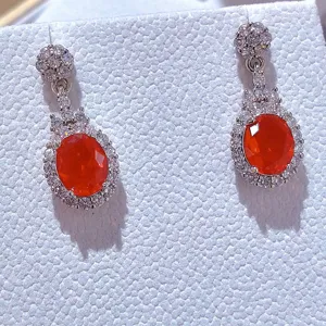 Eleganti orecchini pendenti con gemma arancione e alone di zirconi cubici per donne.