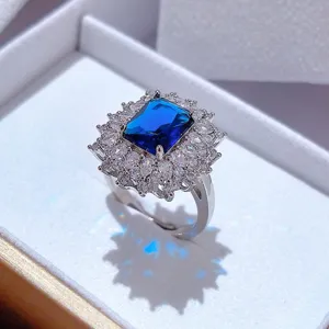 Lussuoso anello con gemma blu quadrata e alone di zirconi lucidi gioielli eleganti