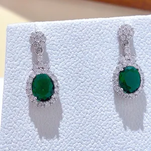 Eleganti orecchini pendenti con pietra preziosa verde e zirconi pavé per donne gioielli
