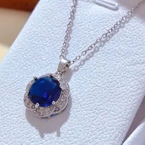 Primo piano di una splendida collana con ciondolo in pietra blu e dettagli in zirconi.
