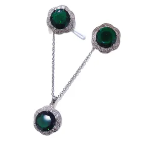 Elegante set di collana e orecchini con pietra preziosa verde e montatura floreale in zirconi.