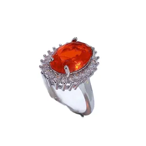 Elegante anello da donna con pietra preziosa arancione ovale e zirconi scintillanti in argento.