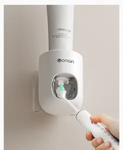 Wandmontierter automatischer Zahnpastadosierer Detailansicht, praktisches freihändiges Design.